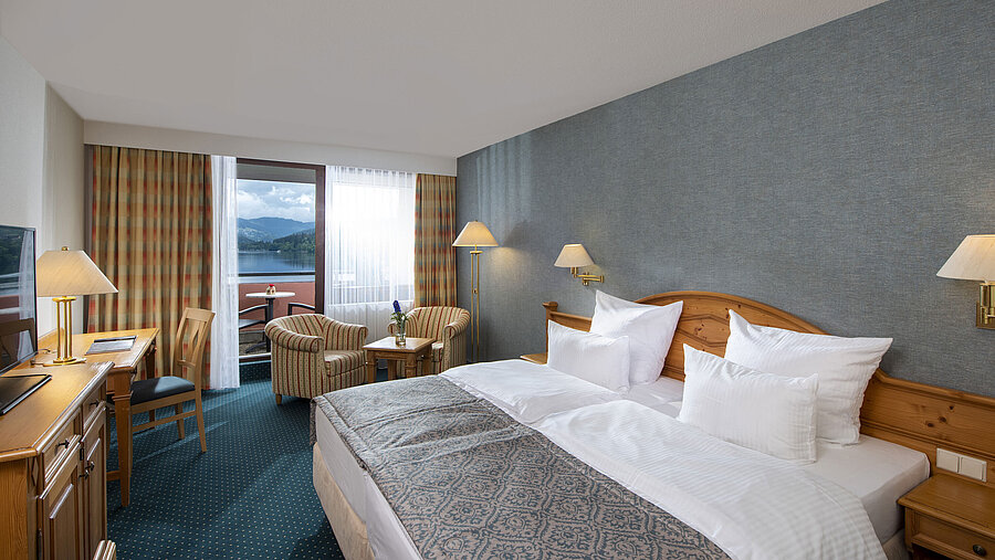 Amplia habitación en Maritim TitiseeHotel con sala y vista al lago