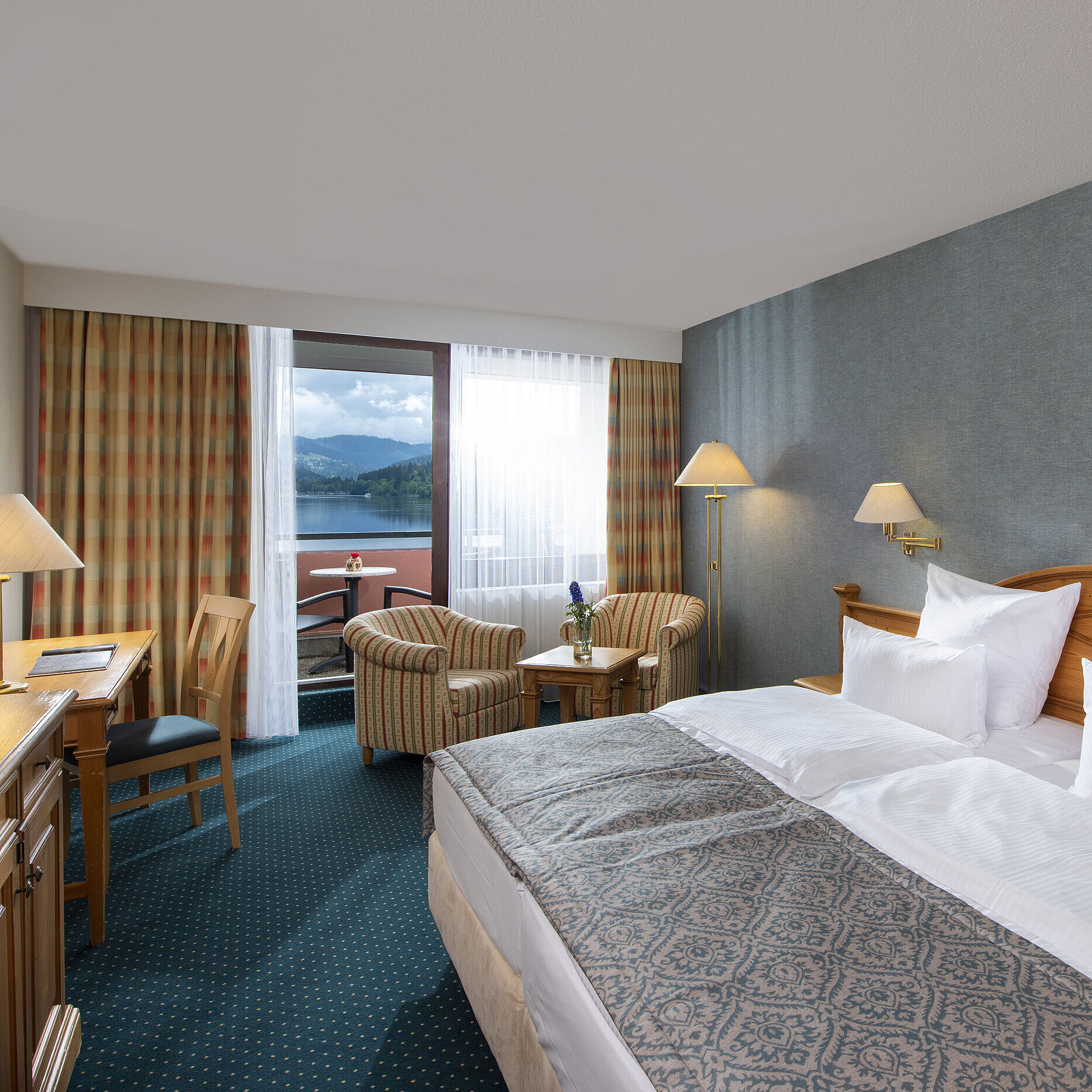 Camera spaziosa al Maritim TitiseeHotel con salottino e vista lago