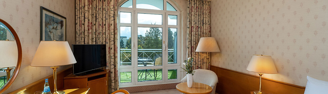 Camera singola Superior con letto, scrivania, ampia finestra, vista balcone e arredo classico.