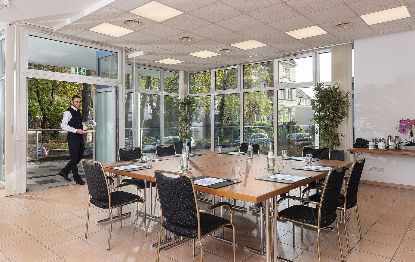 Salle de conférence avec grandes fenêtres et accès direct à la terrasse au Maritim Hotel Königswinter.