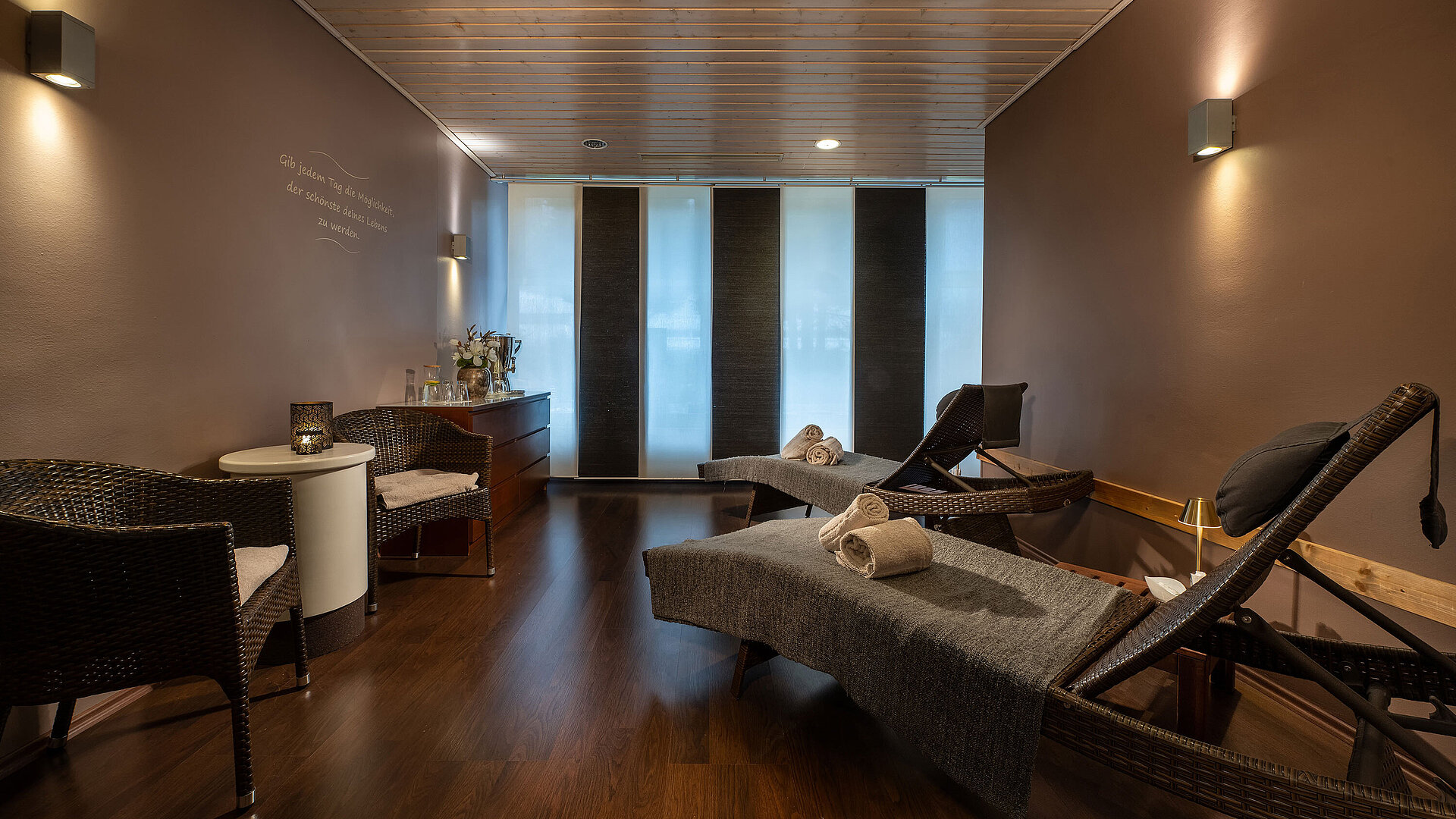 Sala de relajación moderna en el área de spa de un hotel Maritim con tumbonas.