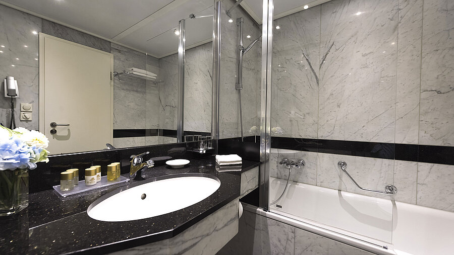 Bagno moderno con eleganti dettagli in marmo nella camera Superior del Maritim proArte Hotel Berlin.