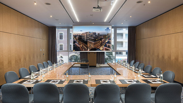 Sala riunioni Saal VI presso Maritim proArte Hotel Berlino, con disposizione a U e tecnologia per conferenze.