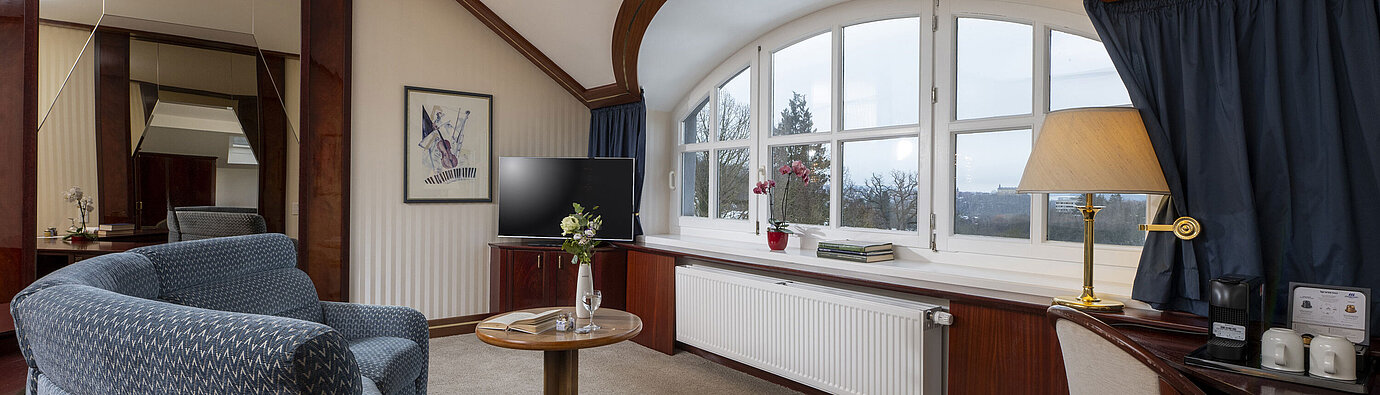 Bright living area with large windows and cosy seating at the Maritim Hotel Bad Wildungen