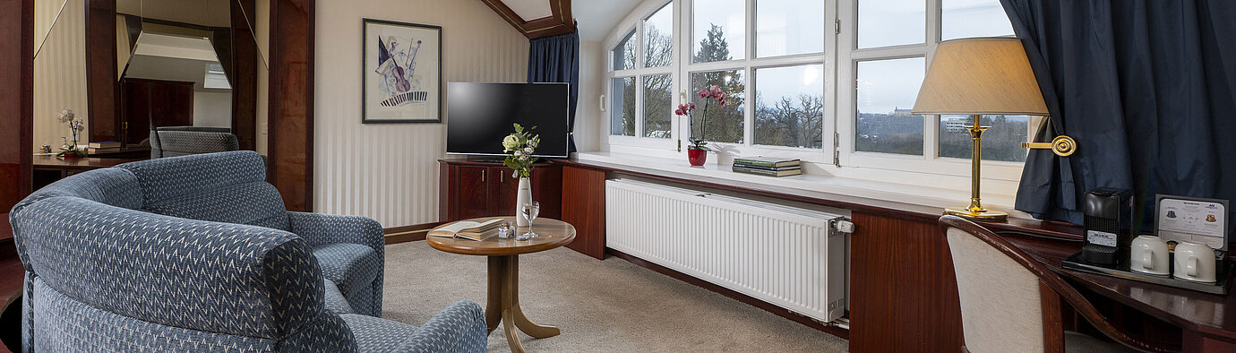 Mahogoni Suite Bright living area with large windows and cosy seating at the Maritim Hotel Bad Wildungen