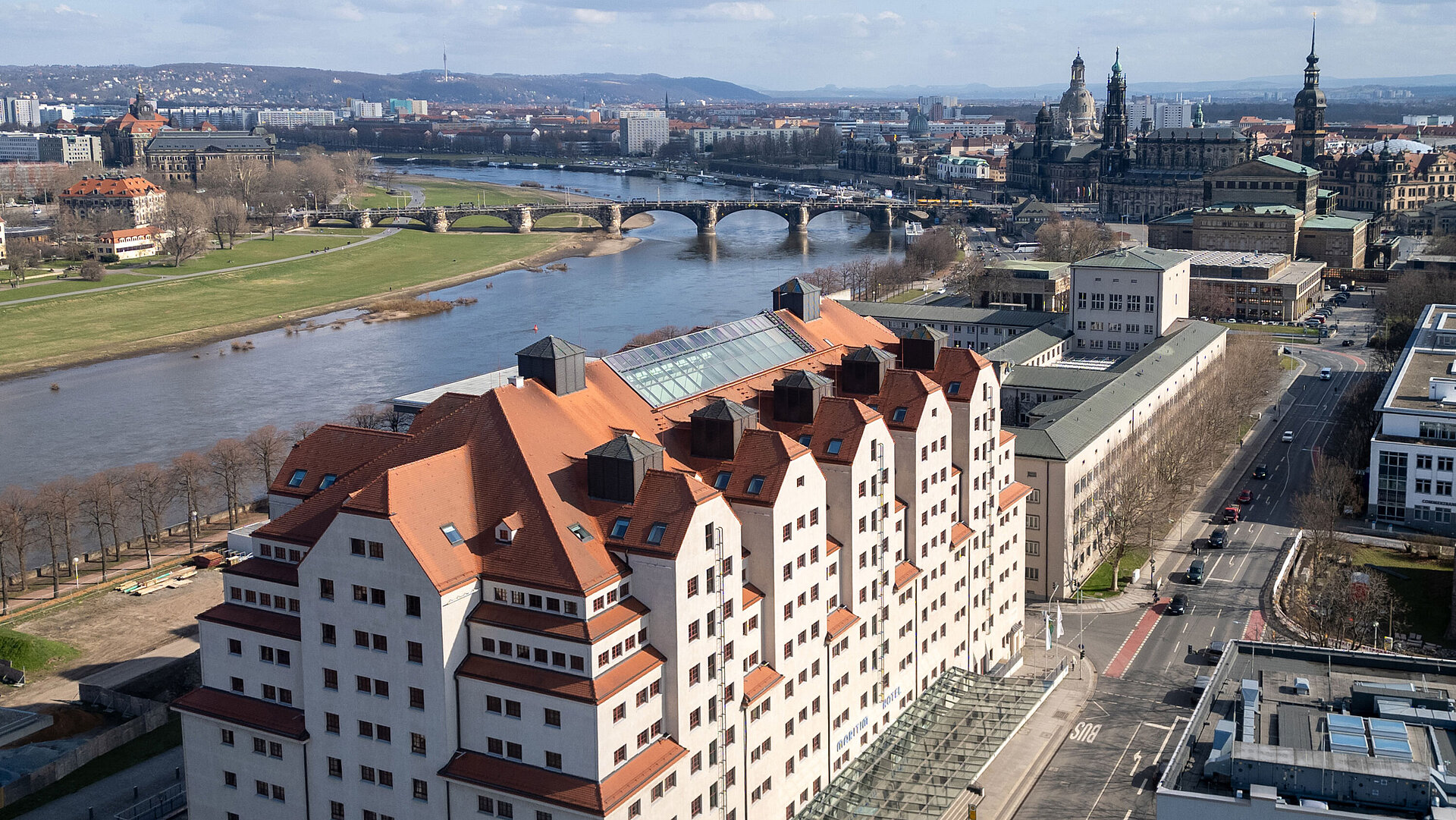 Vista esterna del Maritim Hotel Dresden con architettura caratteristica lungo l’Elba.