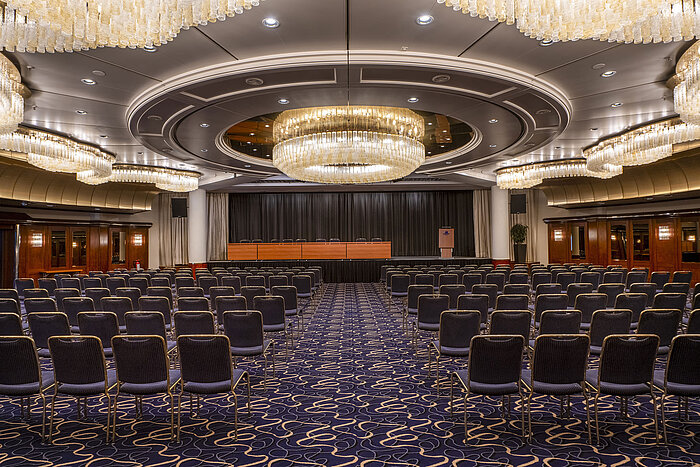 Elegante sala Heumarkt en Maritim Hotel Colonia, perfecta para conferencias, con lujosas lámparas y asientos modernos.