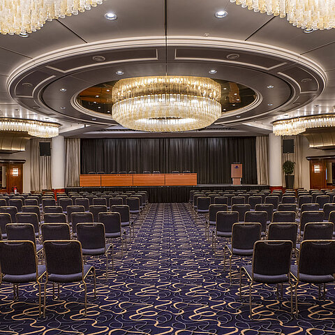 Elegante sala Heumarkt en Maritim Hotel Colonia, perfecta para conferencias, con lujosas lámparas y asientos modernos.