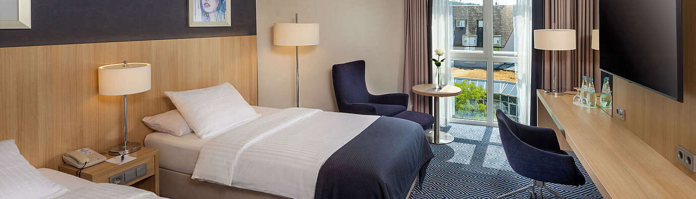 Comfort Twin room at Maritim Hotel Würzburg with two single beds, balcony and modern comfort