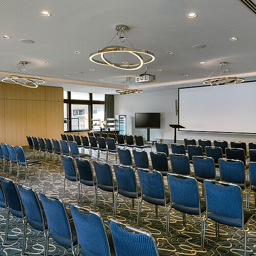 Sala conferenze luminosa e spaziosa con posti a sedere al Maritim Hotel Darmstadt