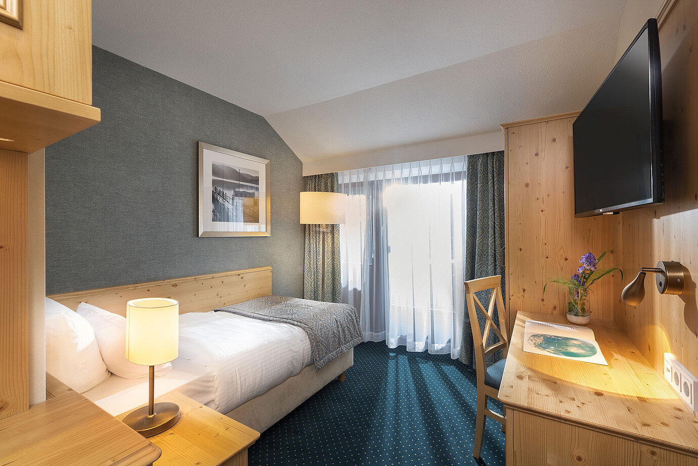 Camera singola al Maritim Hotel Titisee con scrivania, luce naturale e arredo moderno