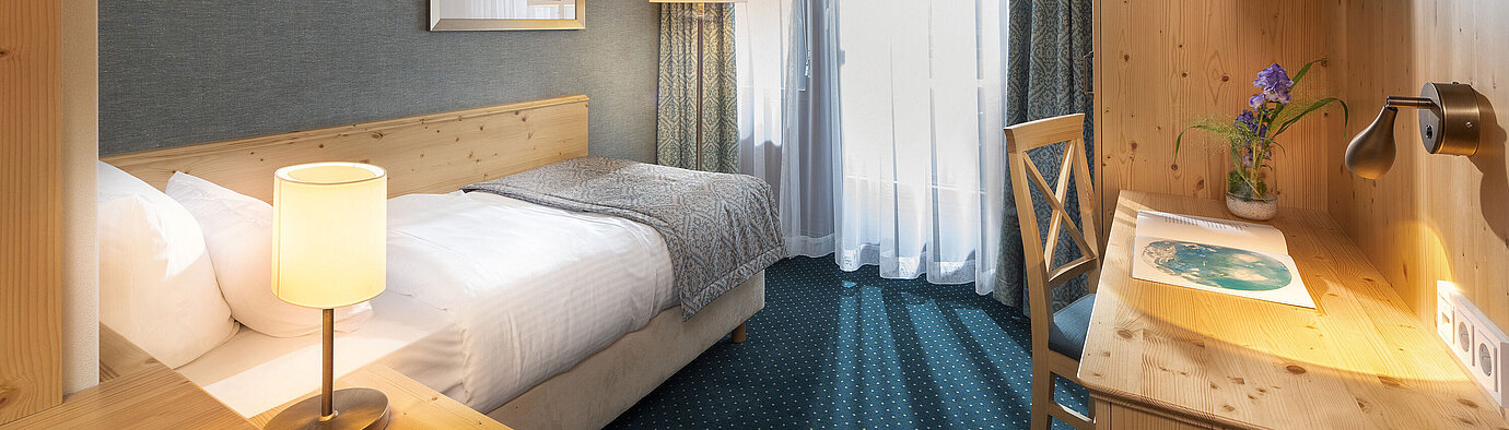 Single room at Maritim Hotel Titisee with desk, daylight and modern interior