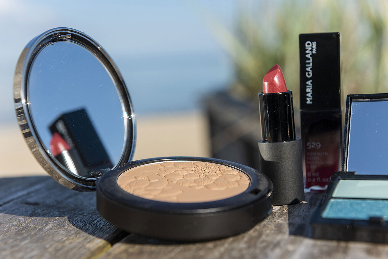 Cosmetici Primo piano di prodotti make-up come cipria e rossetto di Maria Galland, sulla spiaggia del Maritim Hotel Timmendorfer Strand