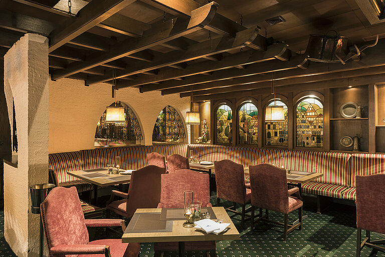 Restaurant chaleureux au Maritim Hotel Bad Salzuflen avec plafond en bois et peintures murales