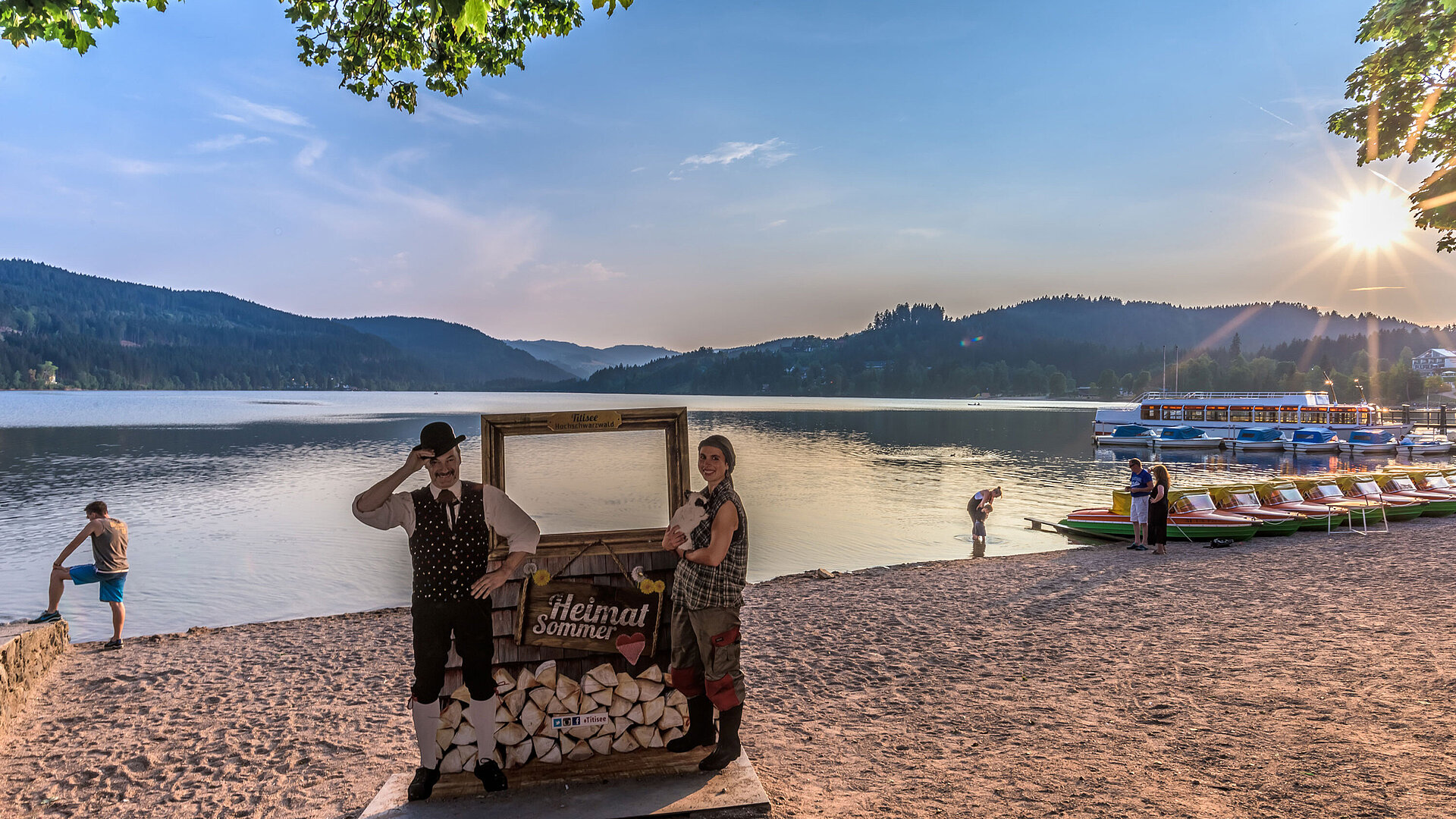 Plage au lac Titisee avec coin photo « Heimatsommer » au coucher du soleil
