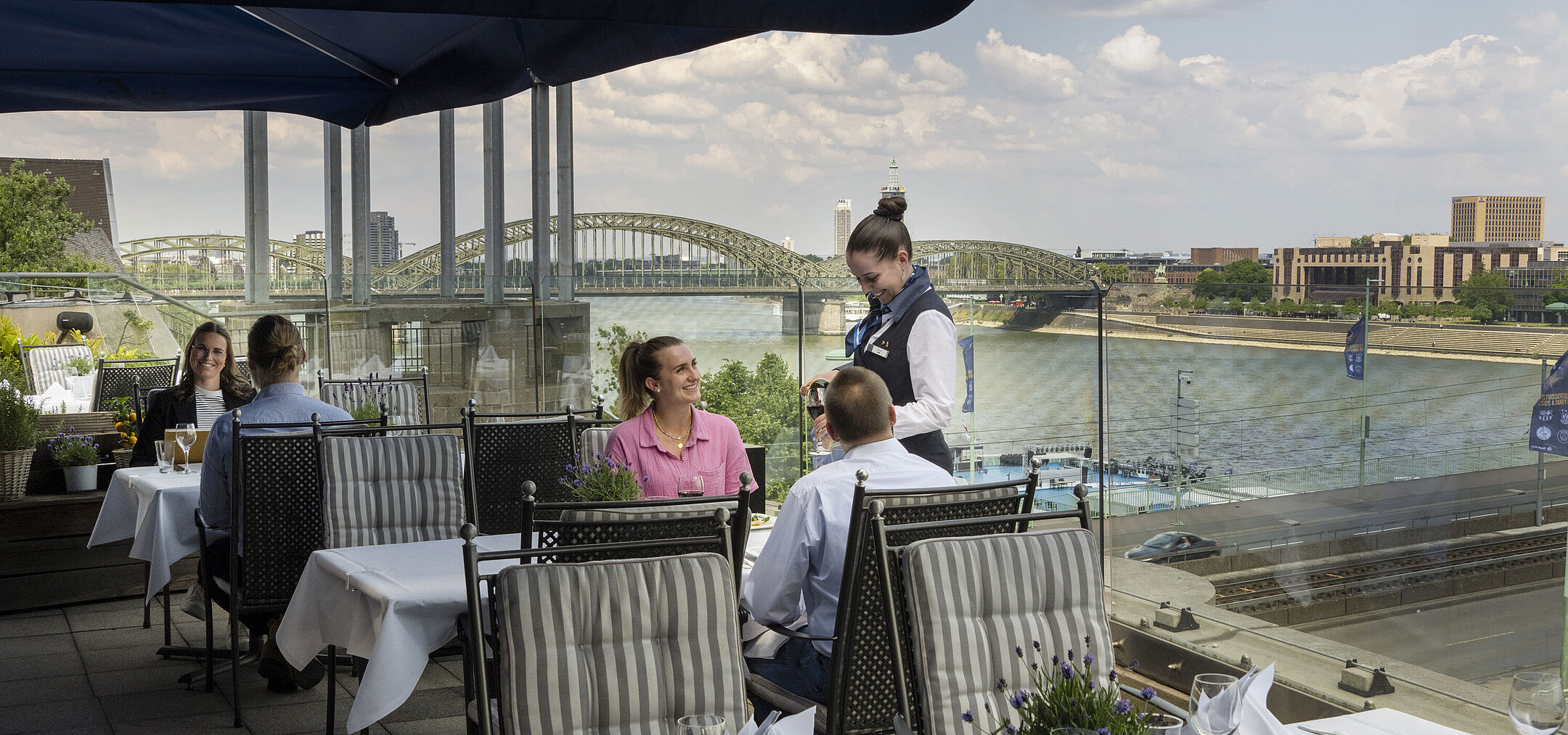 Gli ospiti possono usufruire del servizio sulla terrazza panoramica con vista sul Reno e sul ponte Hohenzollern.