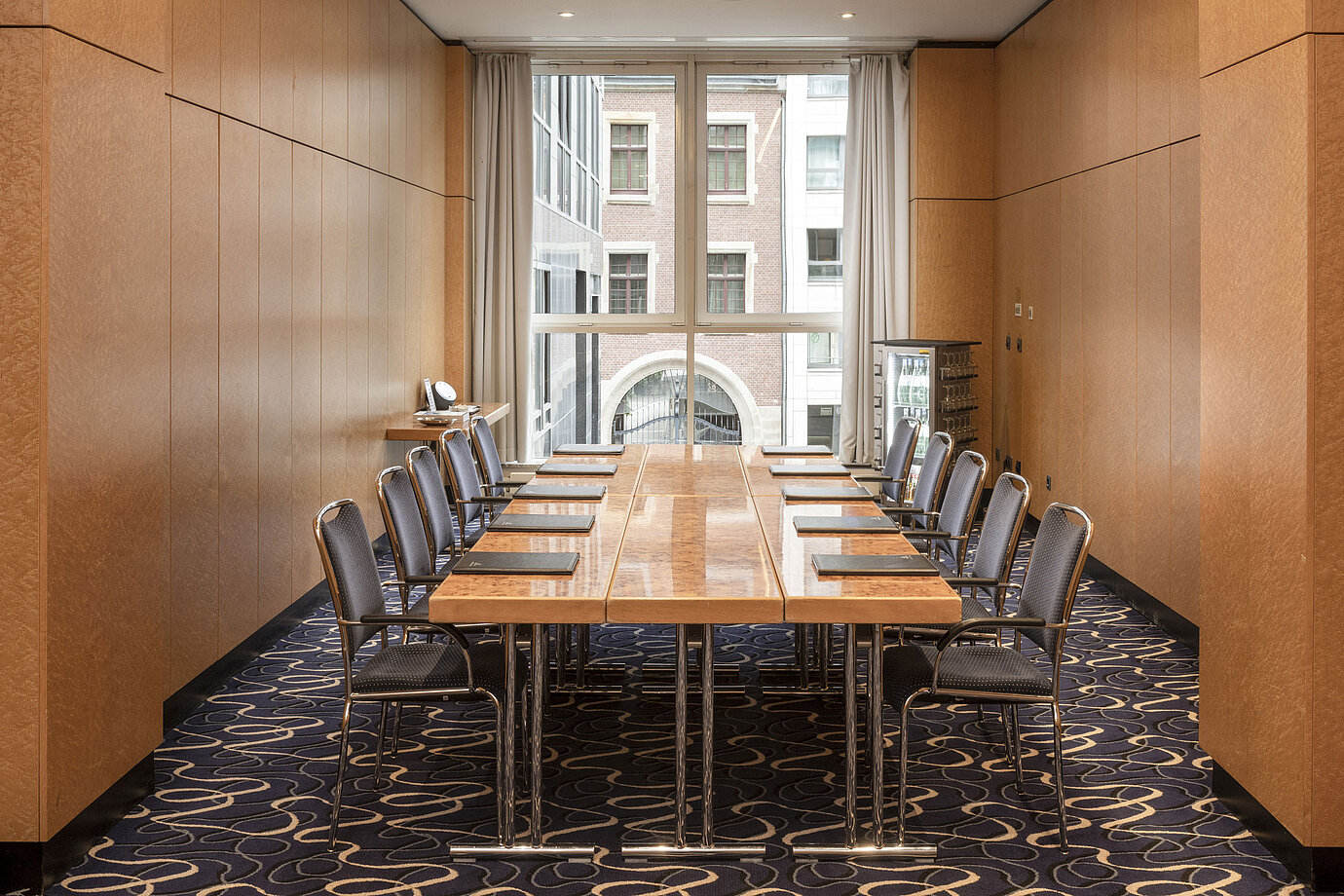 Salle de conférence élégante au Maritim proArte Hotel Berlin avec table et chaises dans un cadre moderne.