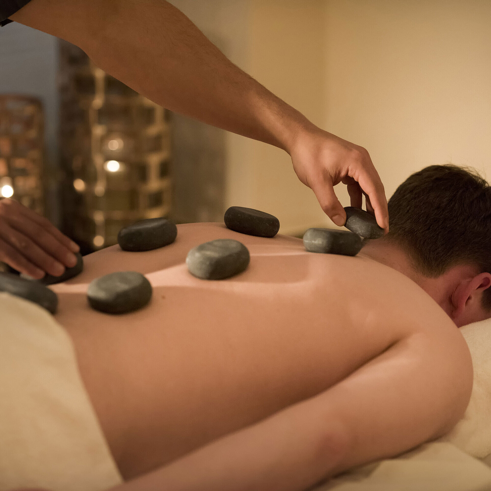 Masaje con piedras calientes para una relajación profunda en el spa del Maritim Seehotel Timmendorfer Strand.