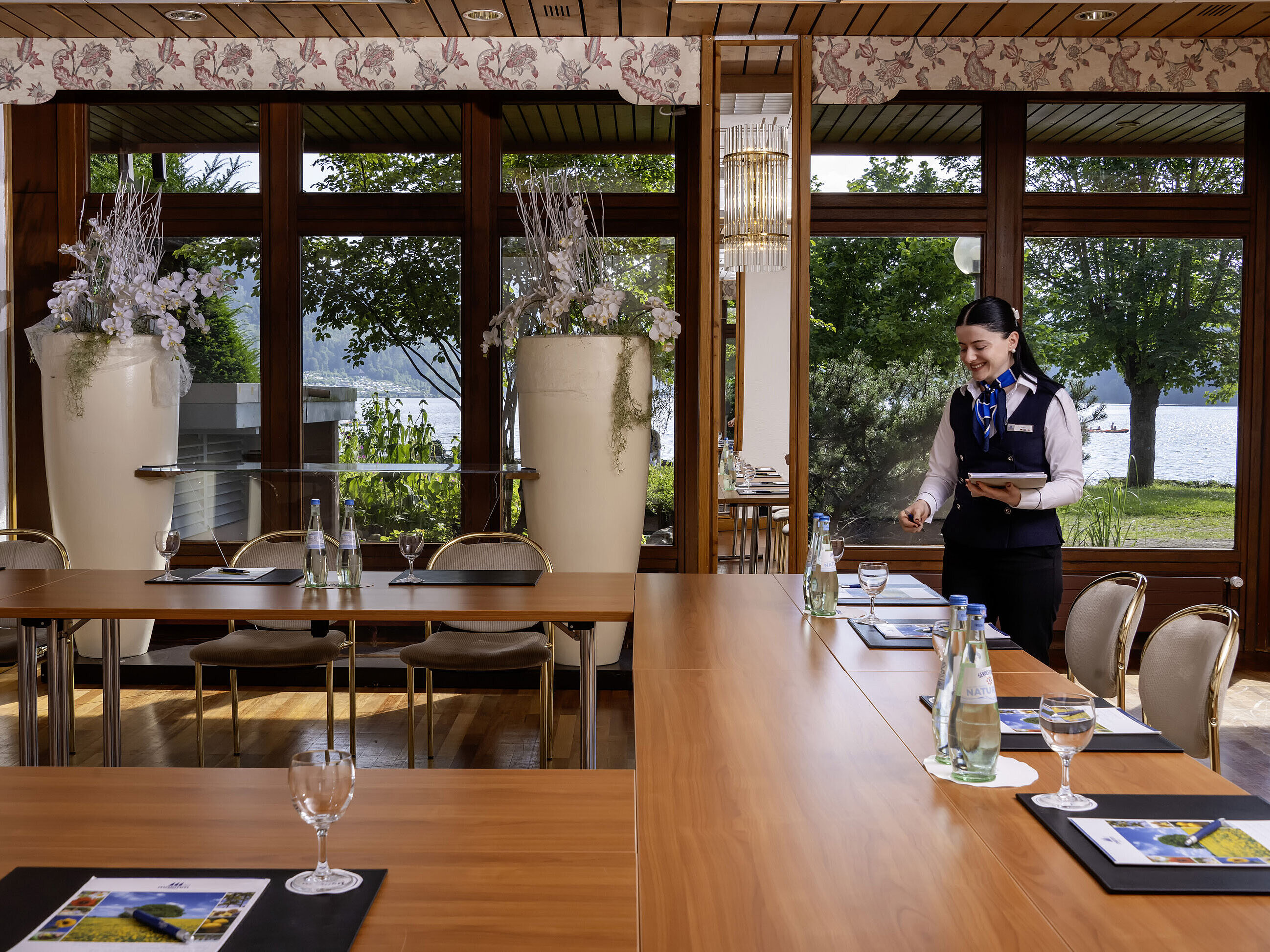 Salle de réunion avec service personnalisé et vue directe sur le lac Titisee