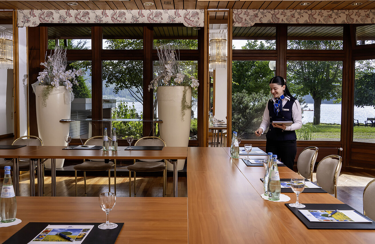 Salle de réunion avec service personnalisé et vue directe sur le lac Titisee