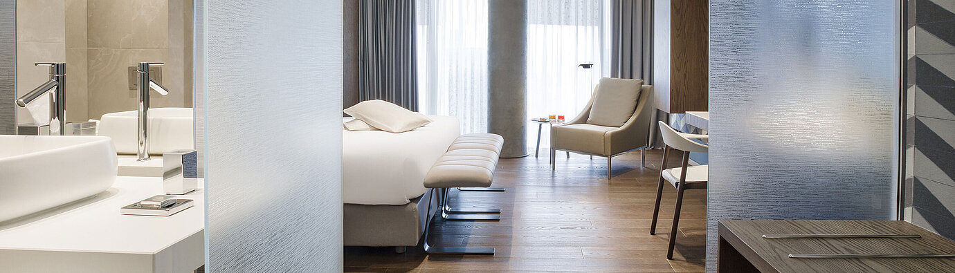 Habitación luminosa y moderna en el Maritim Hotel Plaza Tirana con suelo de madera y diseño elegante