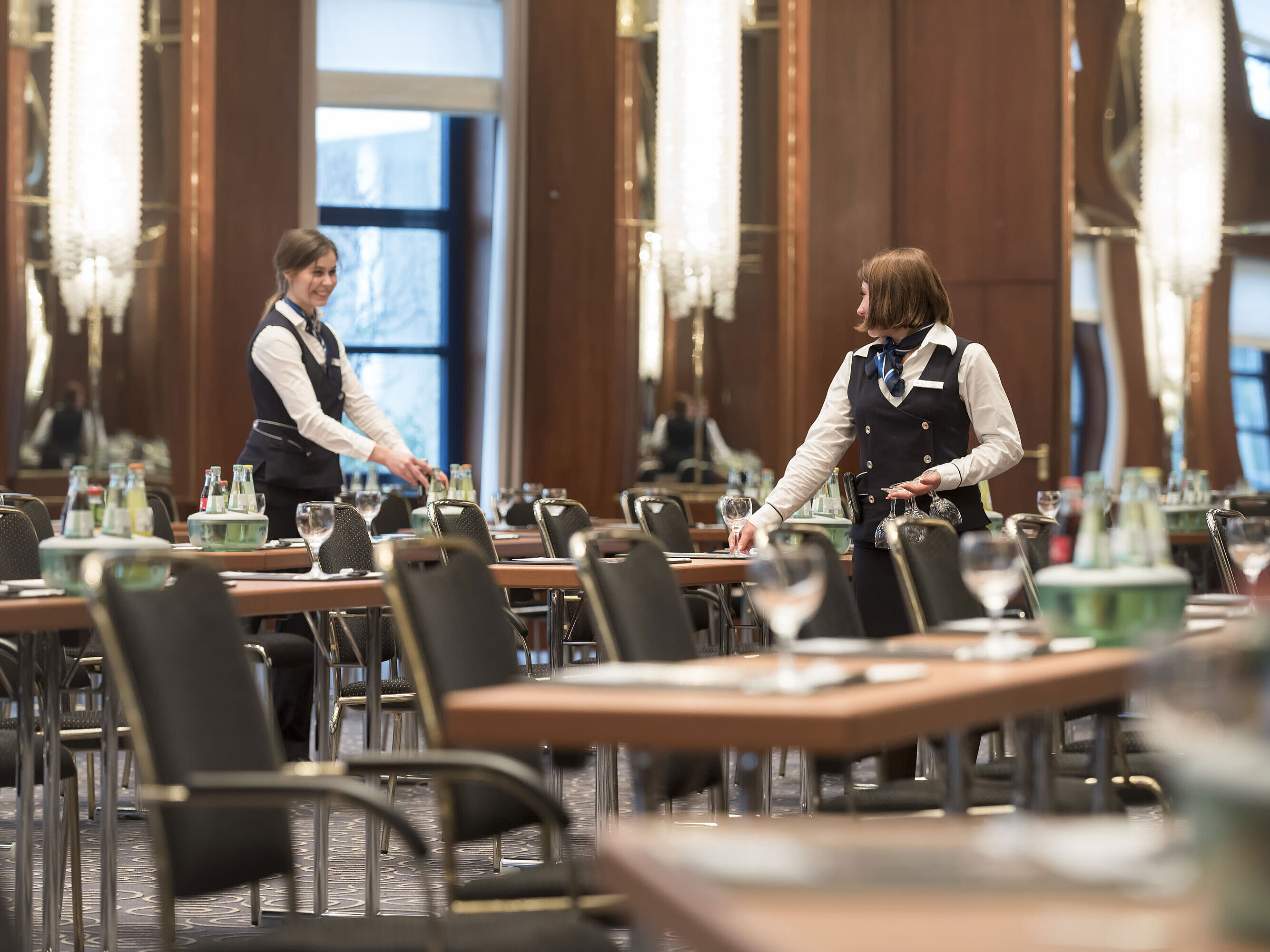 La imagen muestra la sala Beethoven en el Hotel Maritim Bonn, preparada para conferencias con bebidas y personal de servicio.