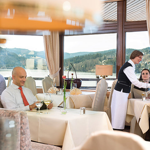 Ristorante "Vier Täler" con vista sul lago | Maritim Hotel Titisee