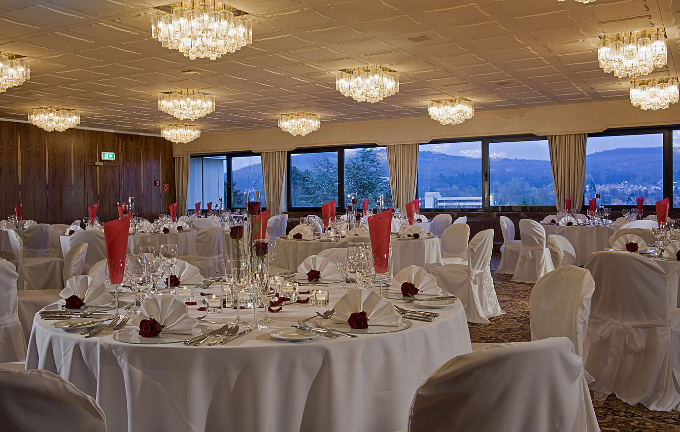 Grande salle avec tables rondes et déco raffinée à l’hôtel Maritim Bad Salzuflen
