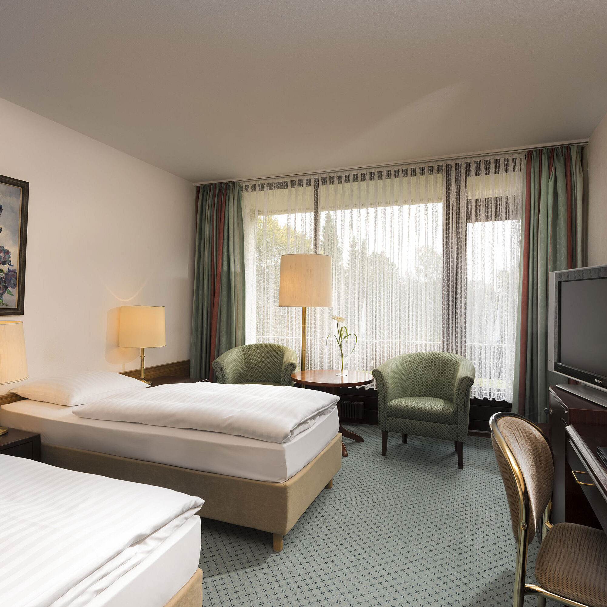 Due letti, poltrone e balcone al Maritim Hotel Bad Salzuflen