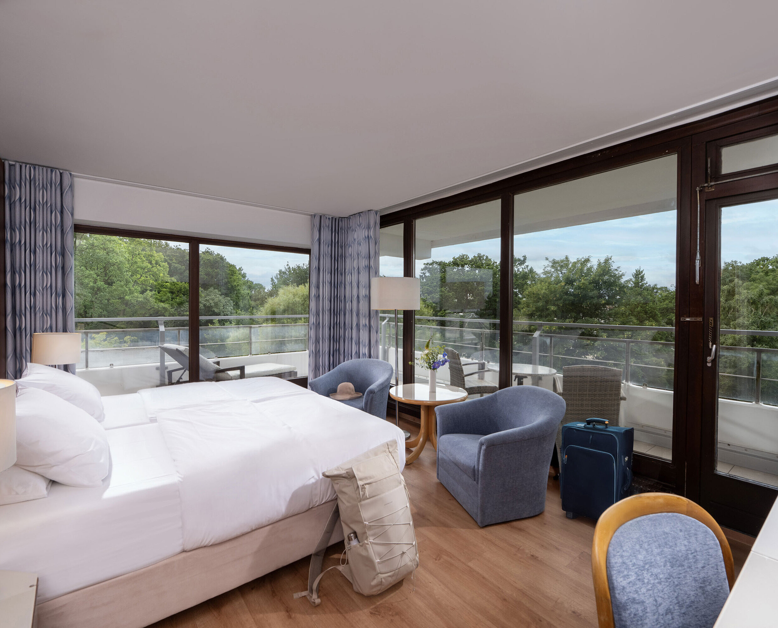 Habitación doble moderna en Maritim Seehotel Timmendorfer Strand con balcón y vista al jardín