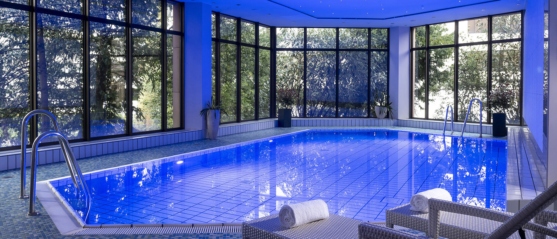 Pool The stylish indoor pool at Maritim Hotel Bad Homburg offers a soothing ambiance with soft lighting and comfortable loungers.