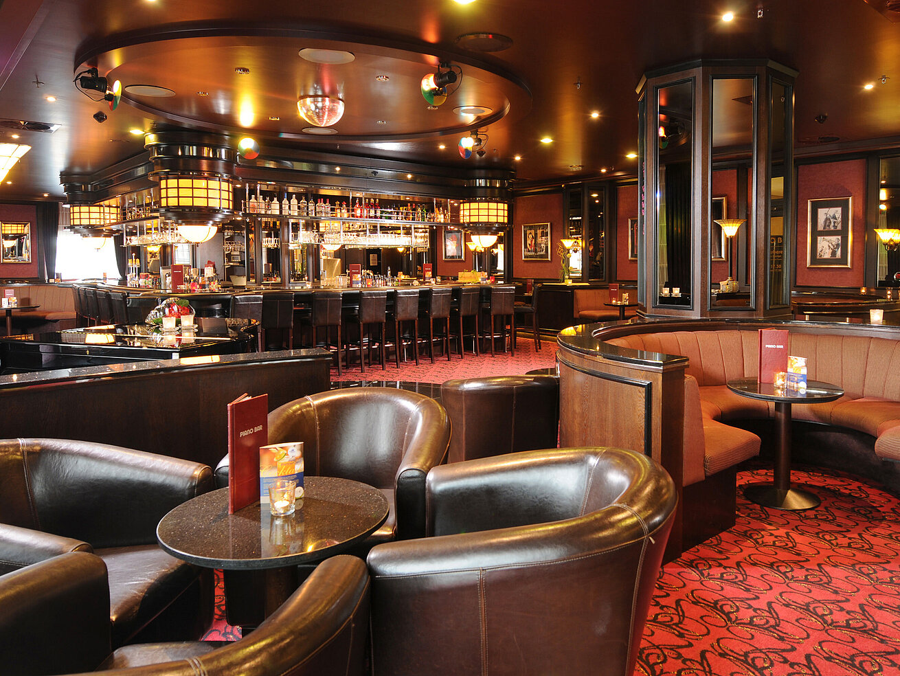 Elegant bar at the Maritim Hotel Dresden with leather armchairs, counter, and stylish atmosphere.
