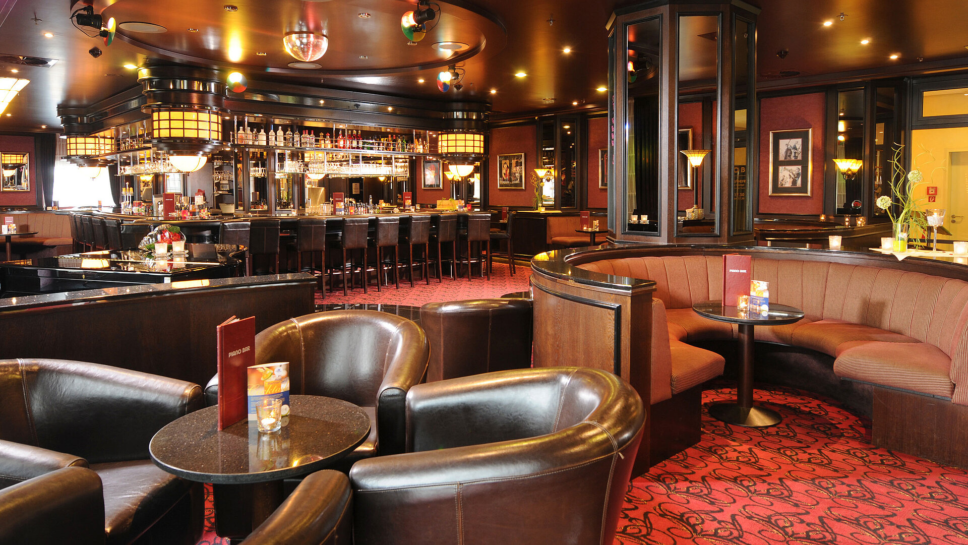 Bar élégante au Maritim Hotel Dresden avec fauteuils en cuir, comptoir et ambiance raffinée.
