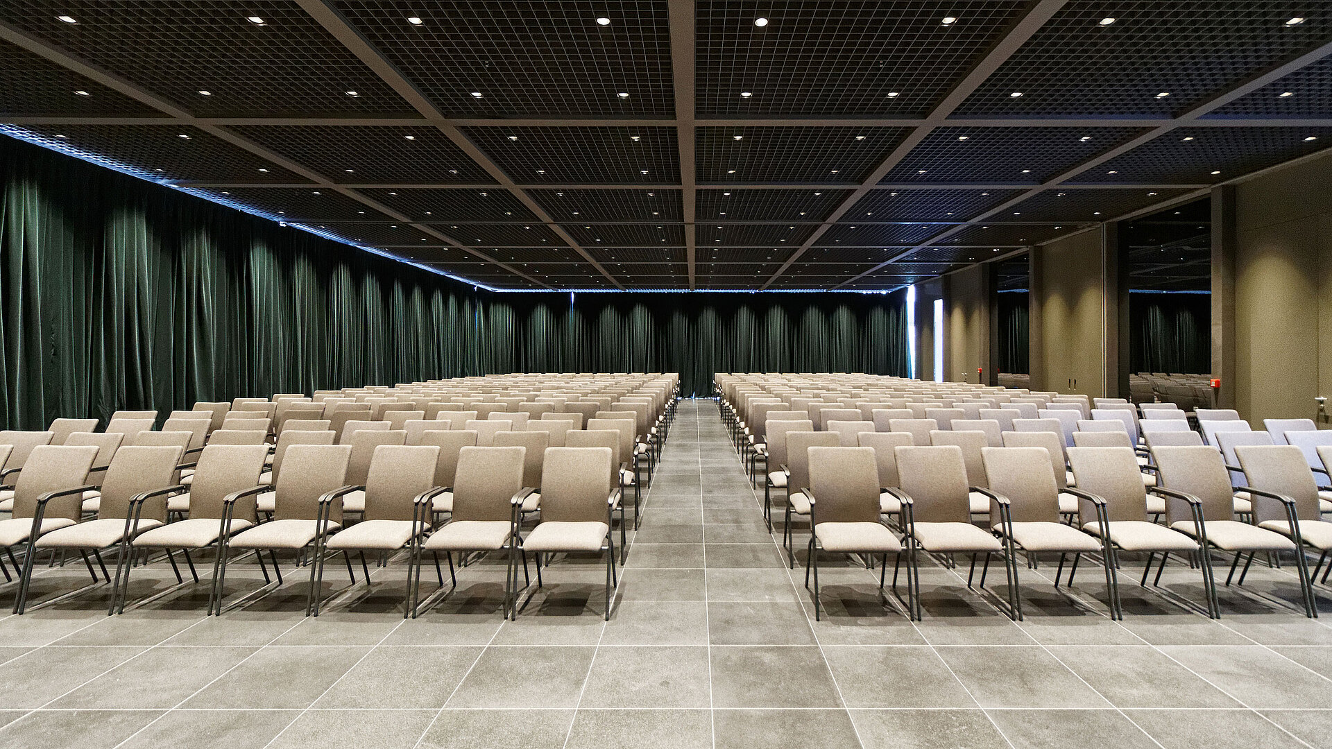 Gran sala de conferencias con sillas alineadas y vista al escenario en el Maritim Hotel Plaza Tirana