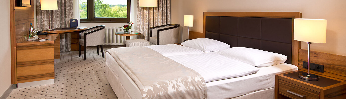 Habitación de categoría Superior Habitación cómoda en el Hotel Maritim Bad Homburg con diseño moderno y vistas verde.