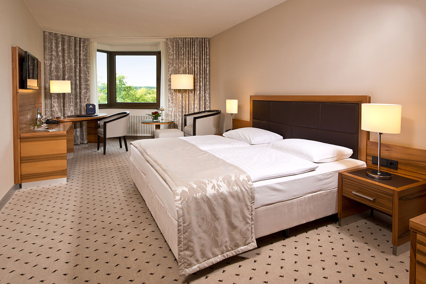 Chambre confortable à l'hôtel Maritim Bad Homburg avec design moderne et vue sur la verdure.