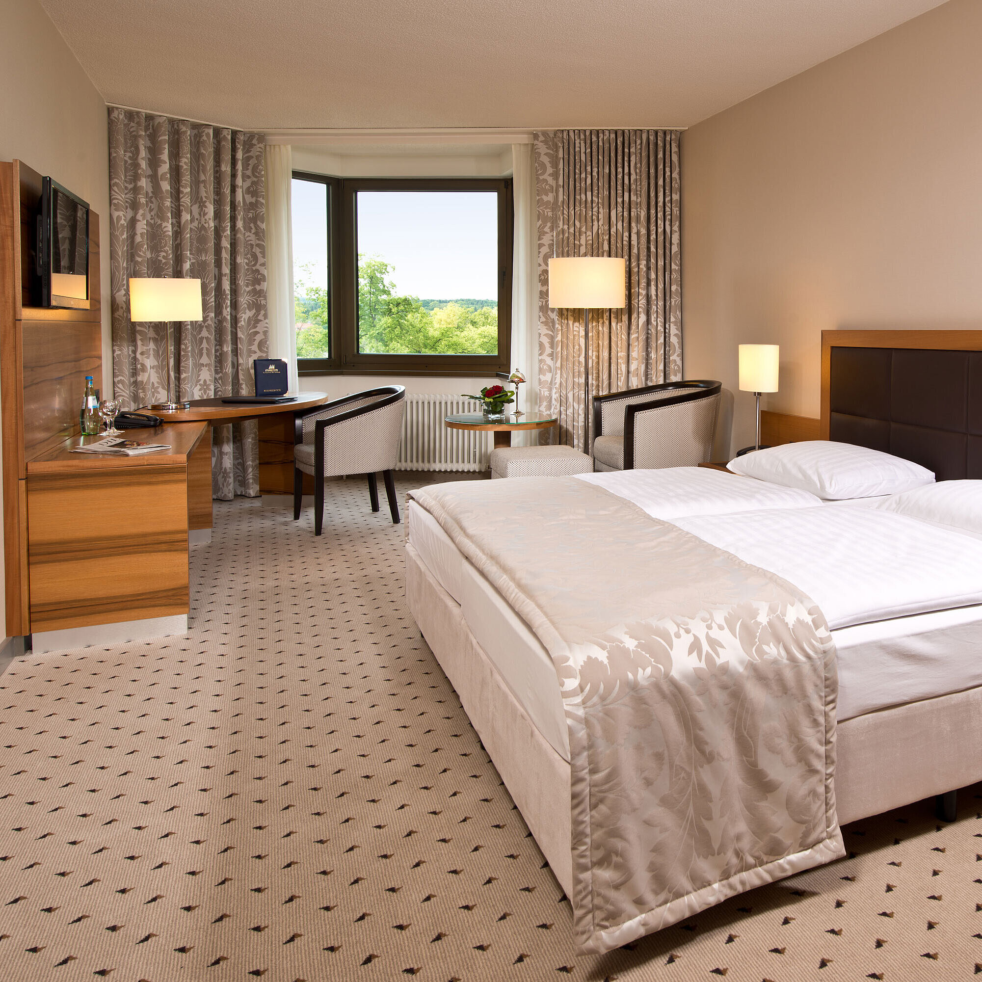 Chambre confortable à l'hôtel Maritim Bad Homburg avec design moderne et vue sur la verdure.