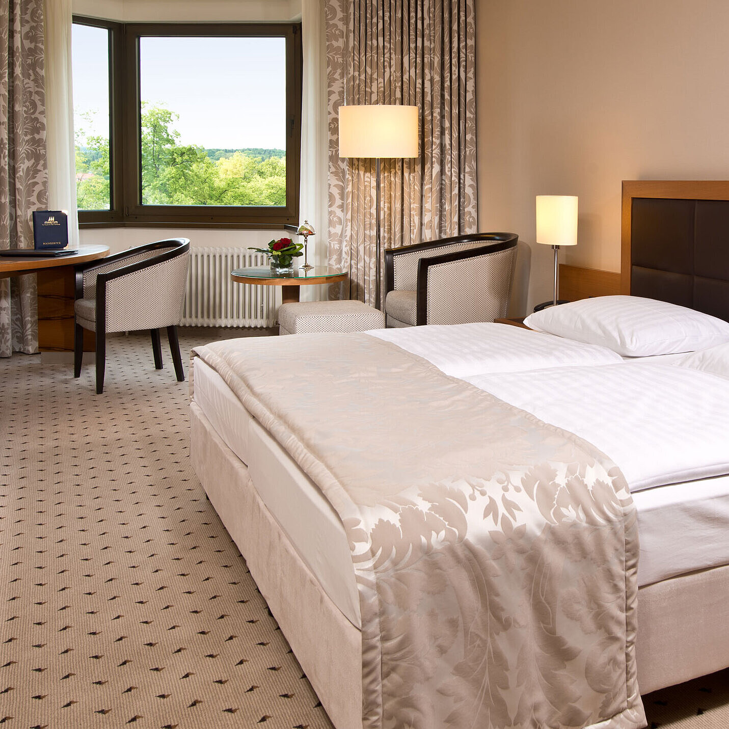 Camera confortevole all'hotel Maritim Bad Homburg con design moderno e vista sul verde.