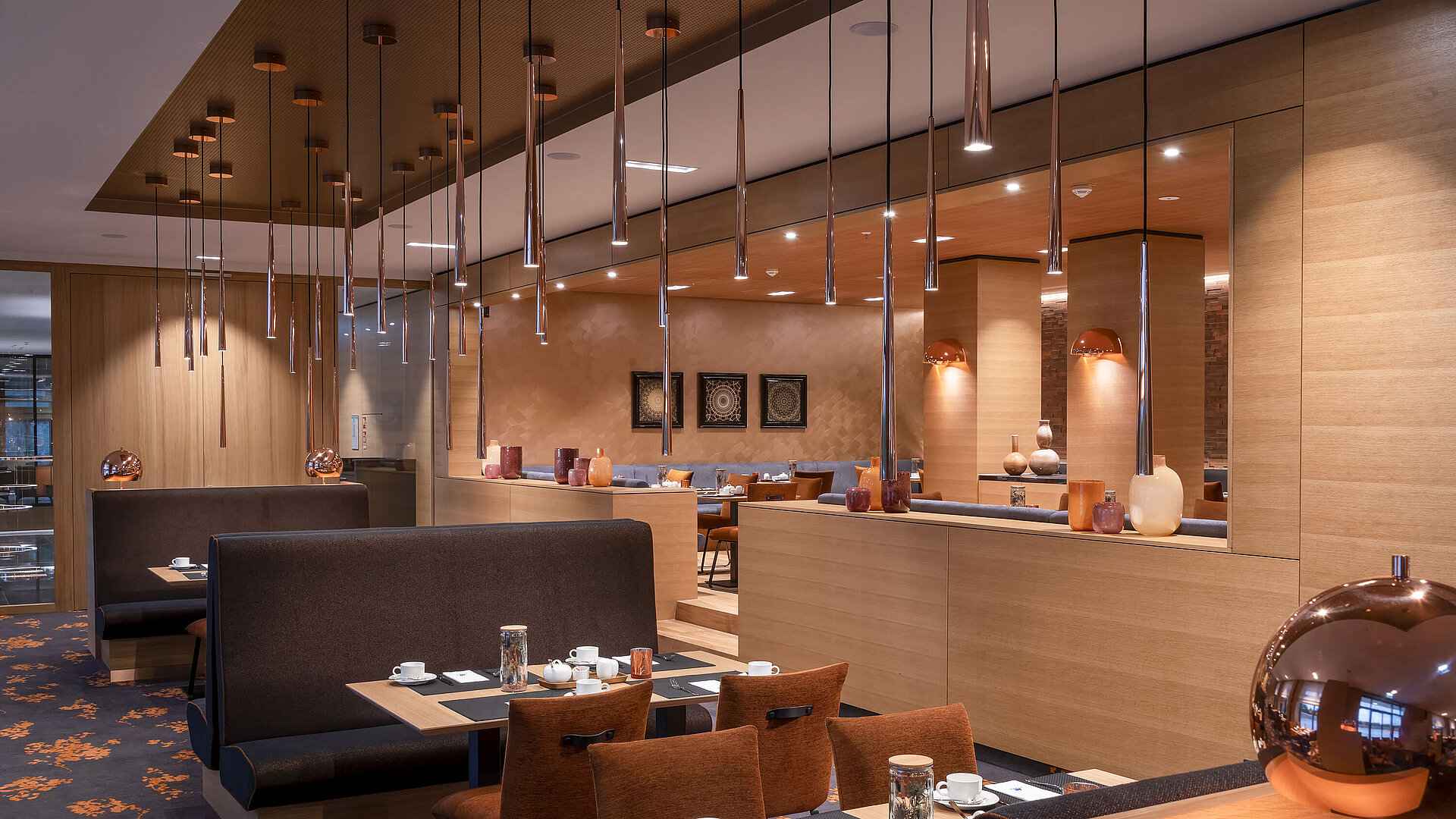 Restaurant élégant du Maritim Hotel Ingolstadt avec sièges confortables et design moderne.