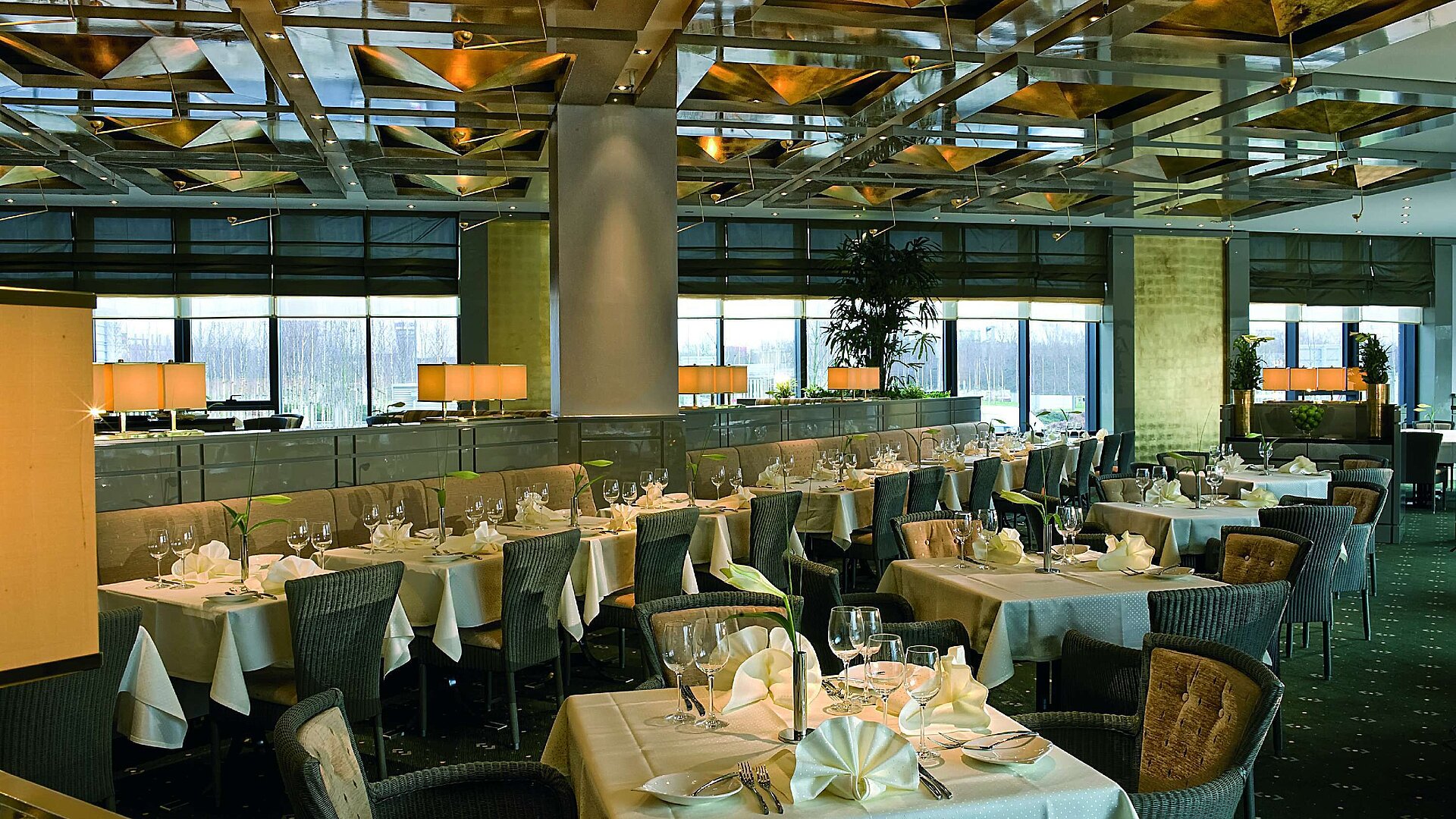 Elegant Bistro "Bottaccio" at Maritim Hotel Düsseldorf with stylishly set tables and inviting ambiance.