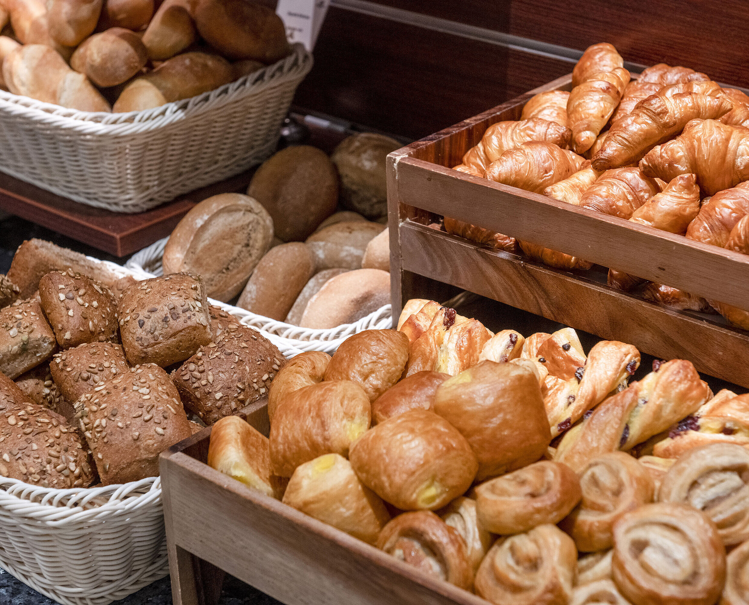 Viennoiseries fraîches et variété de petits pains au buffet du petit-déjeuner du Maritim proArte Hôtel Berlin.