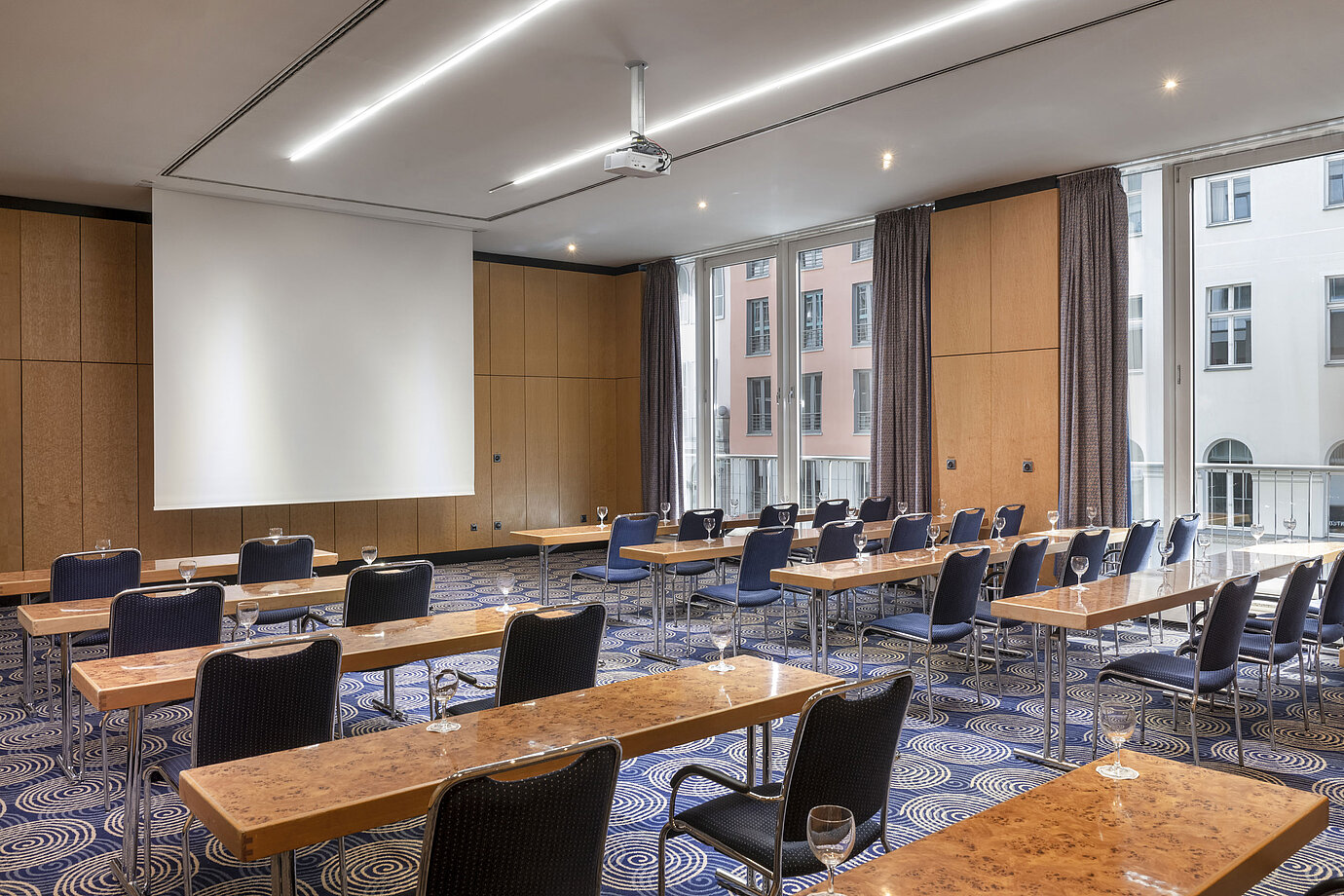Salle de réunion Salon III à l'Hôtel Maritim proArte Berlin avec disposition en style cinéma et écran.