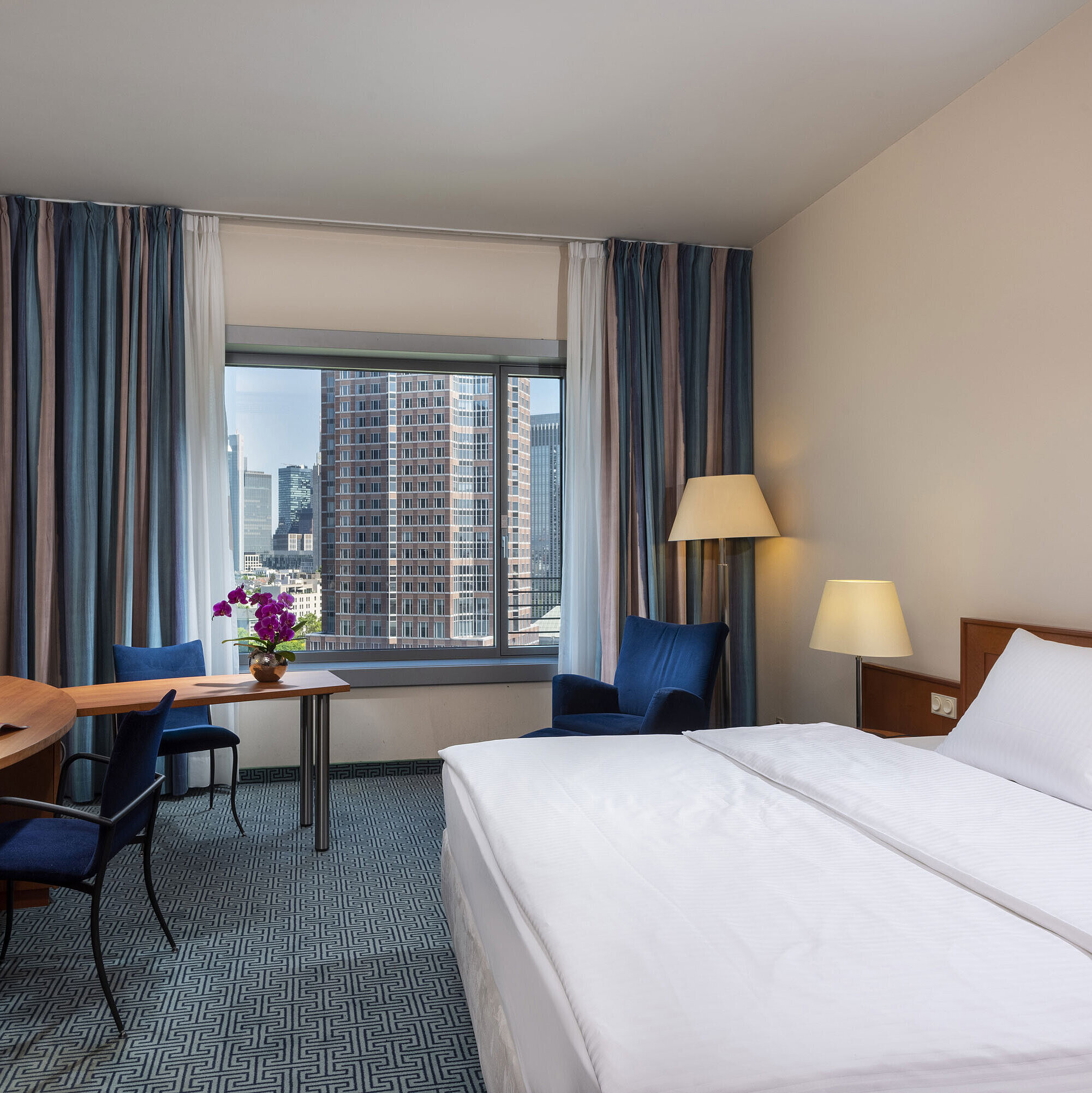 Superior Skyline room Superior room at Maritim Hotel Frankfurt with a double bed, desk, and view of the Frankfurt skyline.