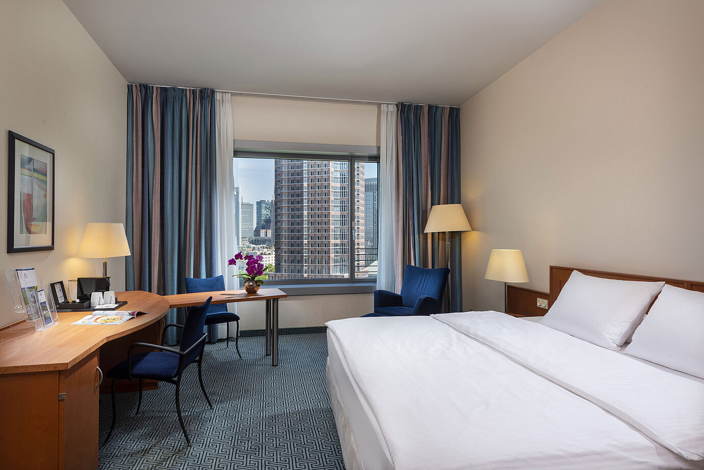 Chambre Supérieure du Maritim Hotel Frankfurt avec lit double, bureau et vue sur la skyline de Francfort.
