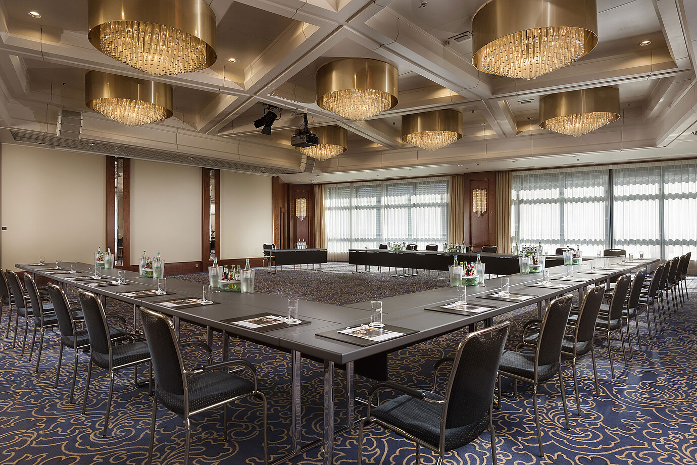 Sala de conferencias elegante con disposición en U, lámparas y equipamiento moderno en el Maritim Hotel Hannover.