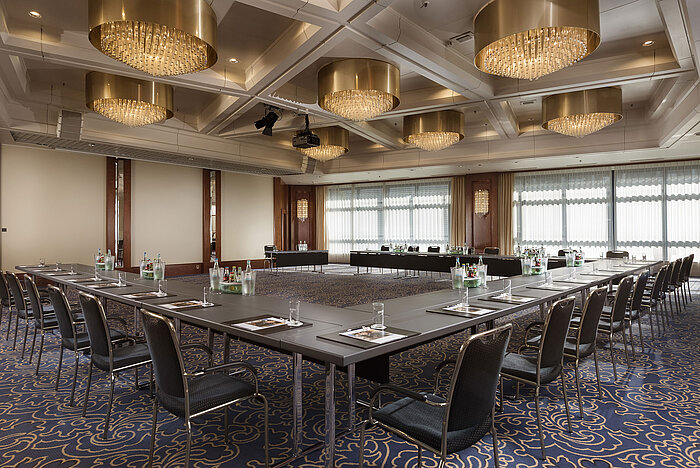Sala de conferencias elegante con disposición en U, lámparas y equipamiento moderno en el Maritim Hotel Hannover.