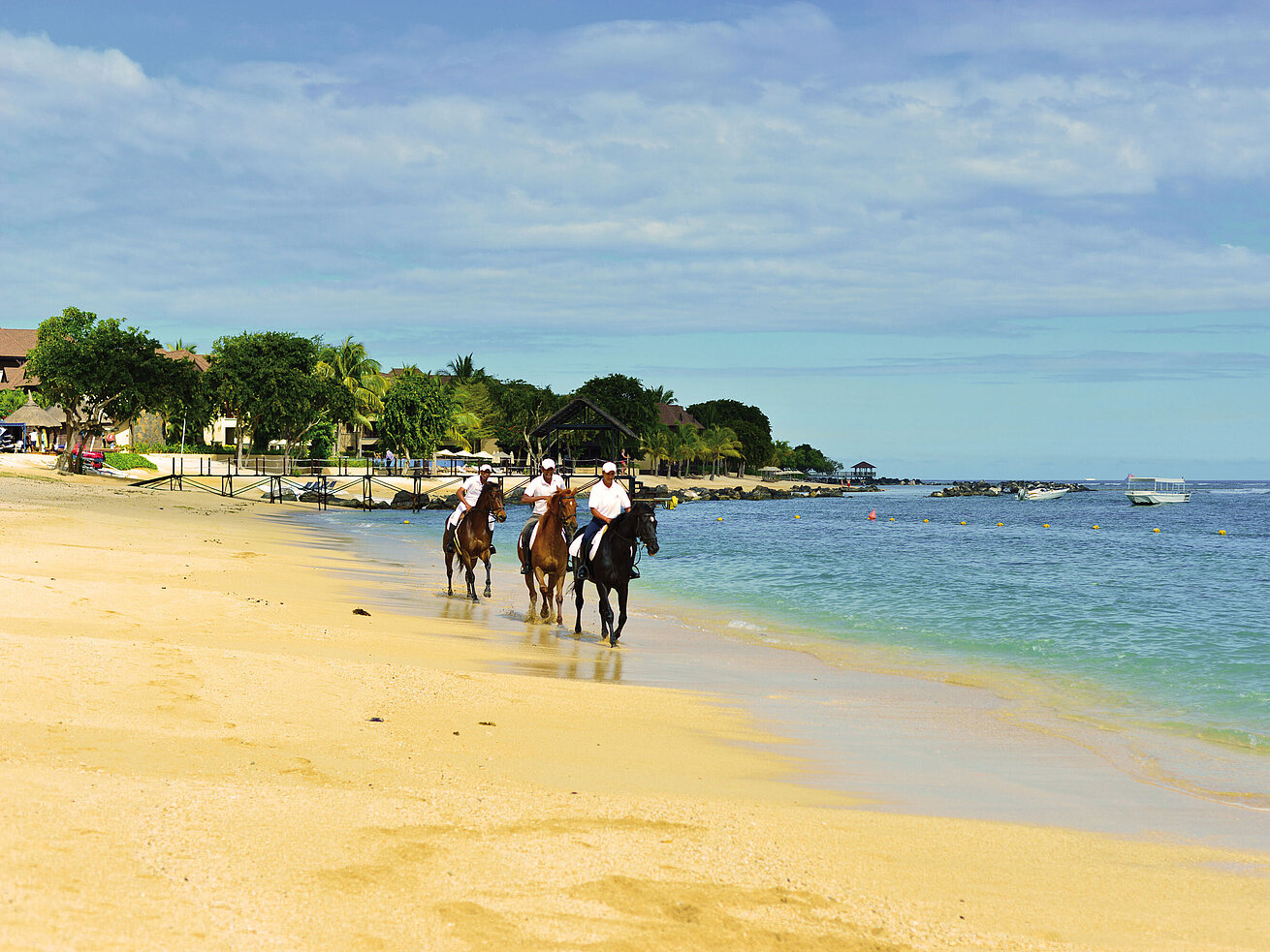 Montando en la playa | Maritim Hotel Mauritius