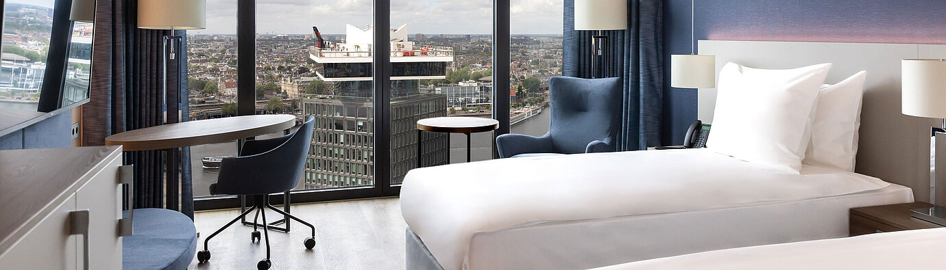 Camera doppia moderna al Maritim Hotel Amsterdam con vista città e fiume