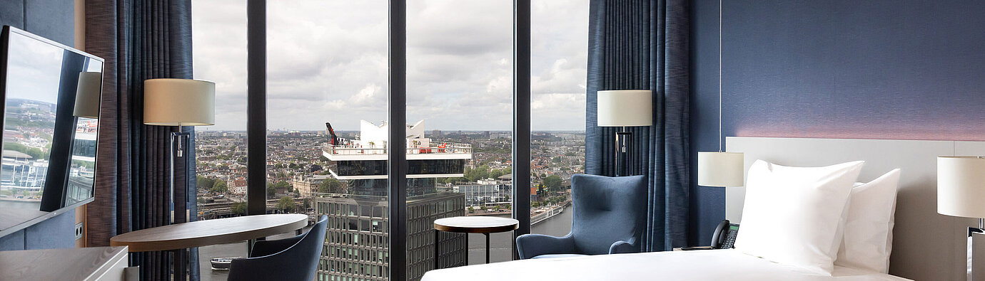 Camera doppia moderna al Maritim Hotel Amsterdam con vista città e fiume