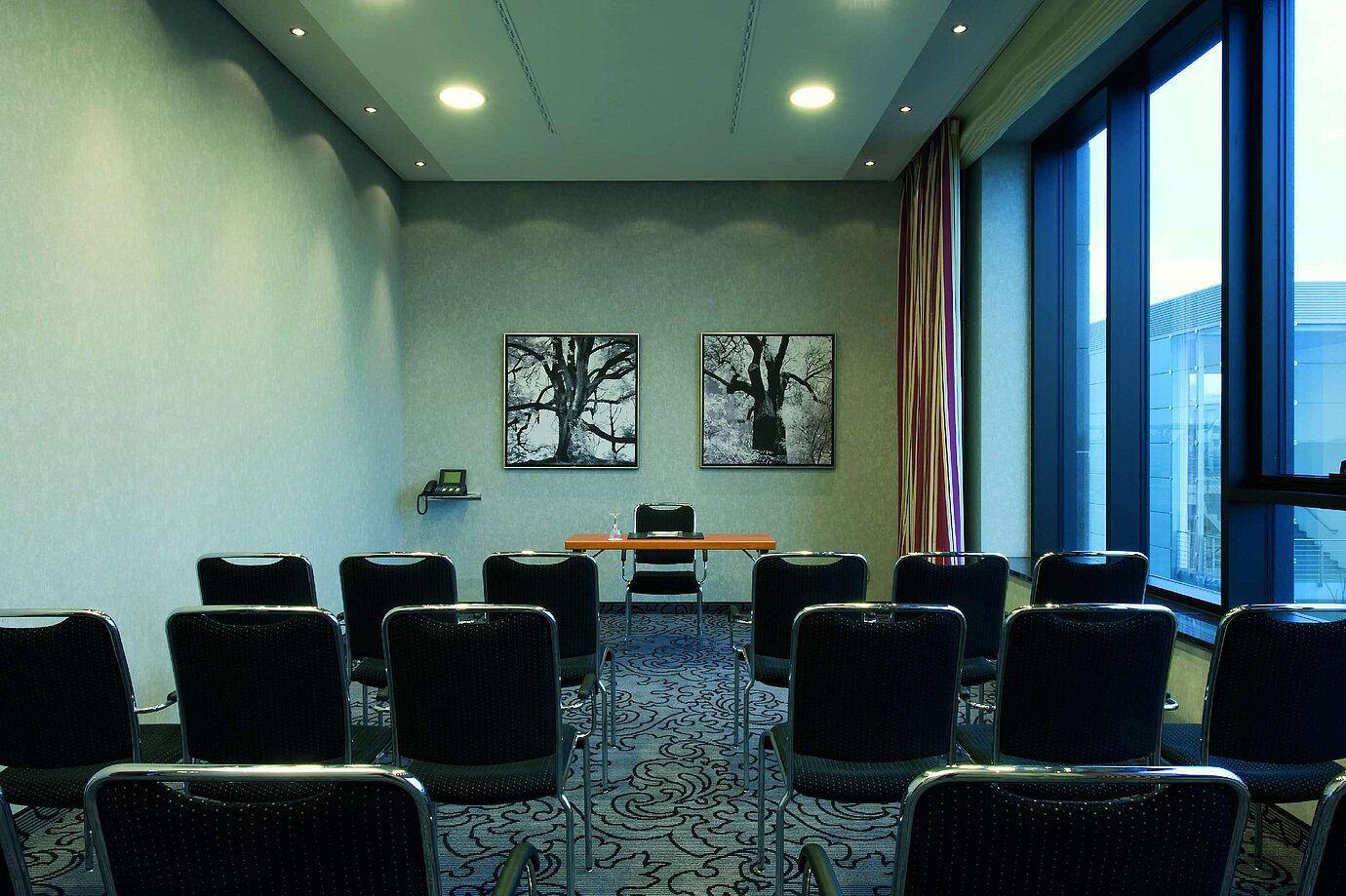 Pequeña sala de conferencias en el Maritim Hotel Düsseldorf con asientos modernos, luz natural y diseño minimalista.